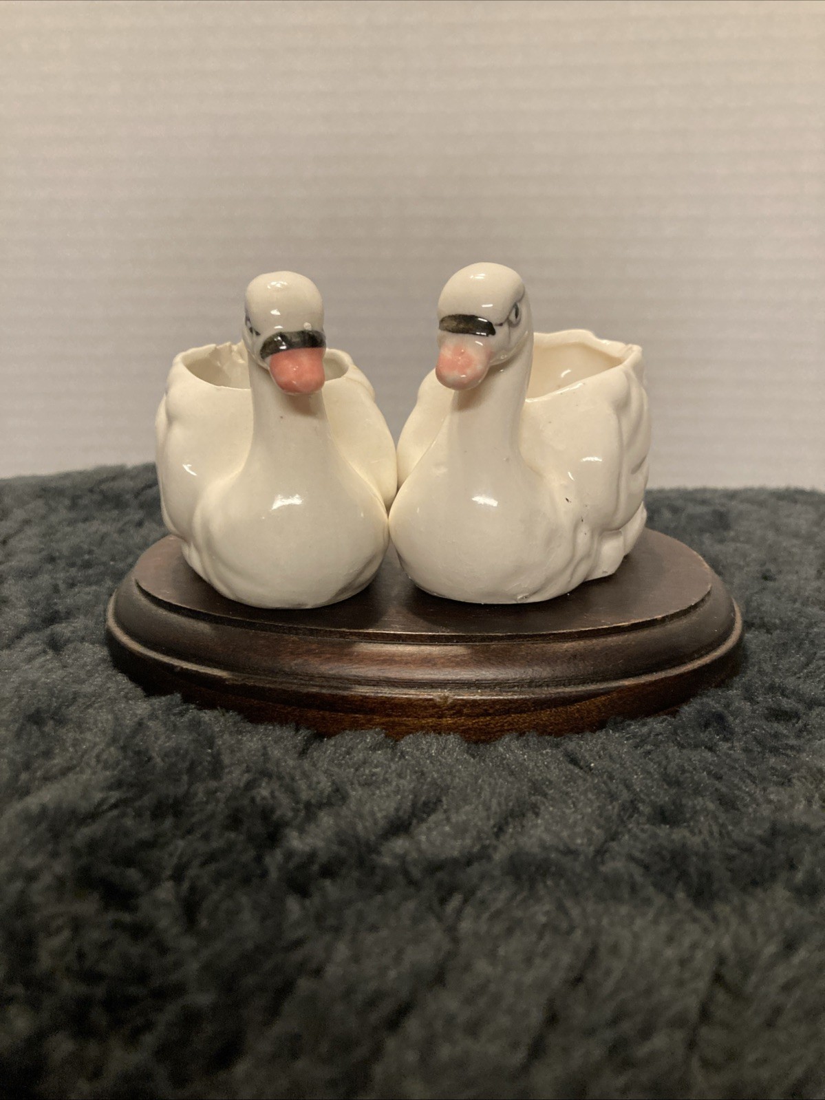 Set Of 2 Vintage Ceramic Swans Figurines/Japan