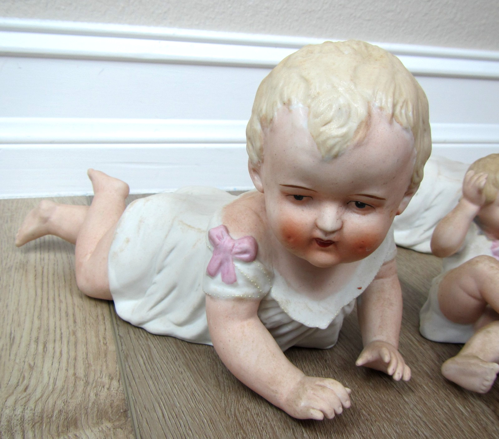 VINTAGE HAND PAINTED PIANO BABY PORCELAIN 23 109 ANDREA BY SADEK BISQUE CRAWLING