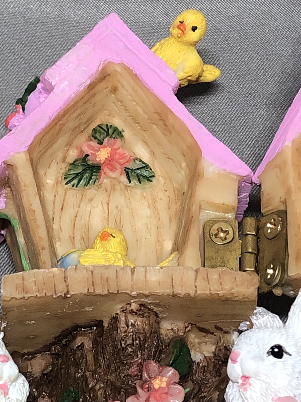 K’s Collection Hinged Bird House with Easter bunnies Holding Eggs Awesome Detail