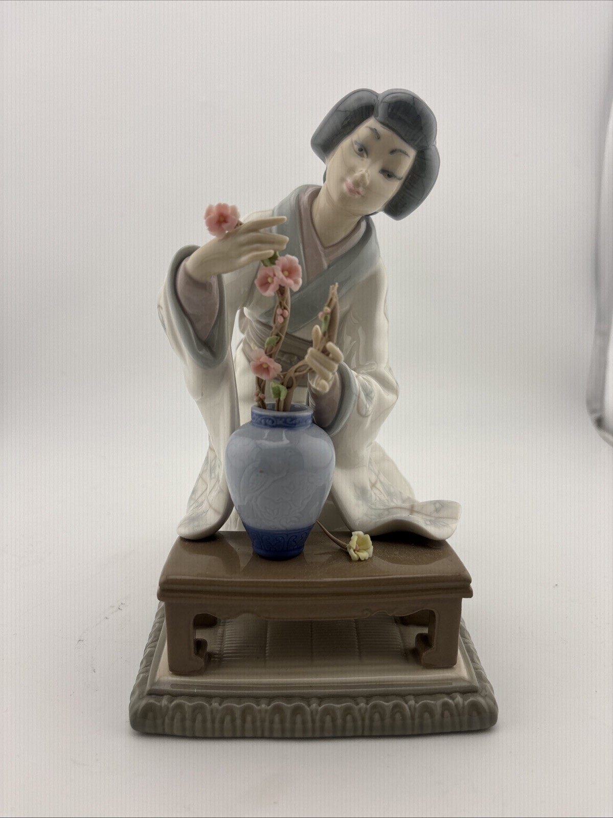 Lladro Japanese Geisha Flower Arranger Porcelain Figurine 4840