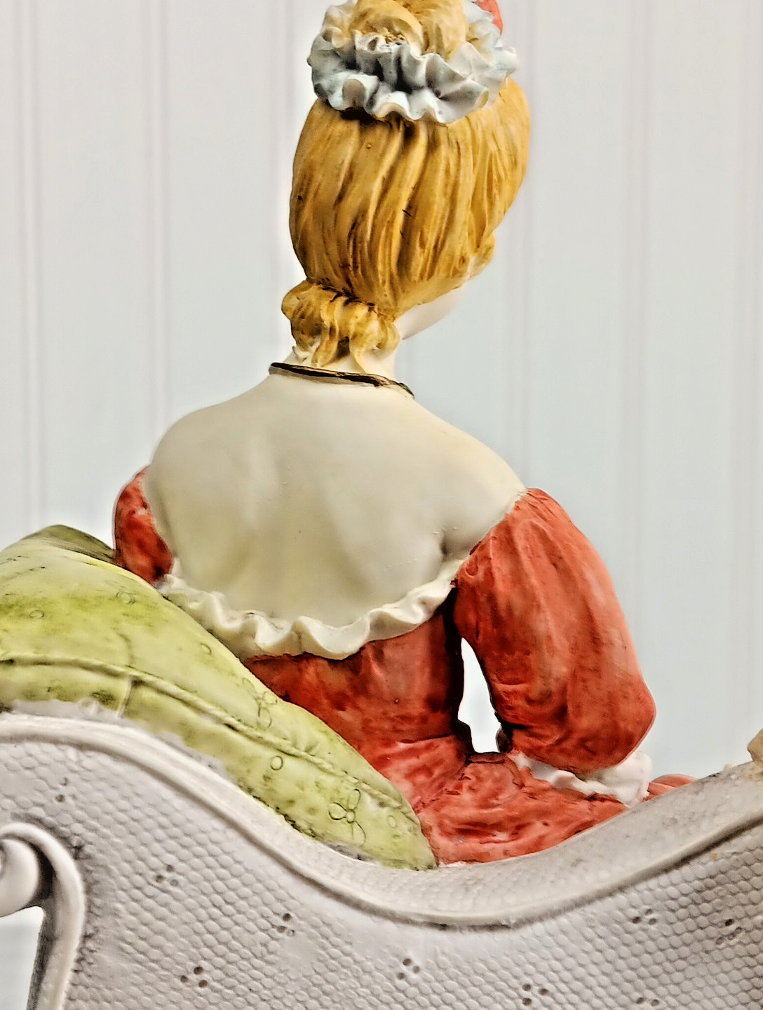 Giovanni Collection “Lady on Sofa” Figurine. Vintage 2003 9.5″ x 9″ Excellent