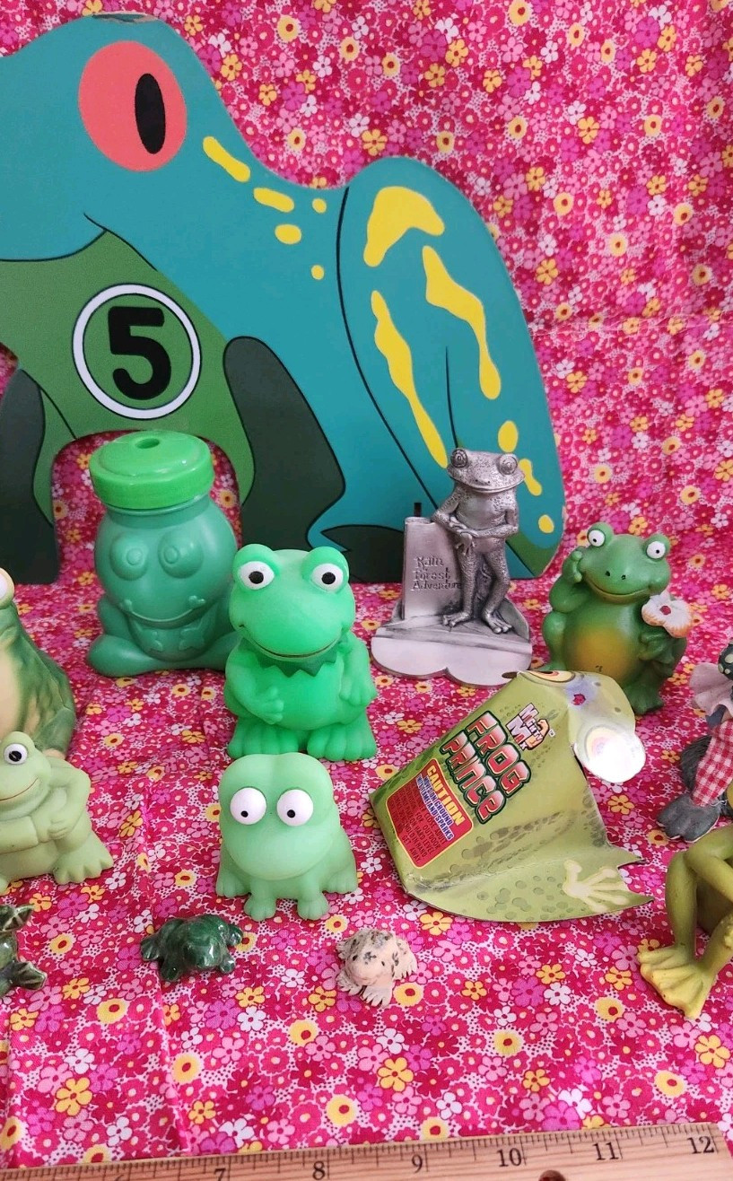 Collection 19 Green Frog Amphibian Figures Vintage & Modern Froggies Frogs