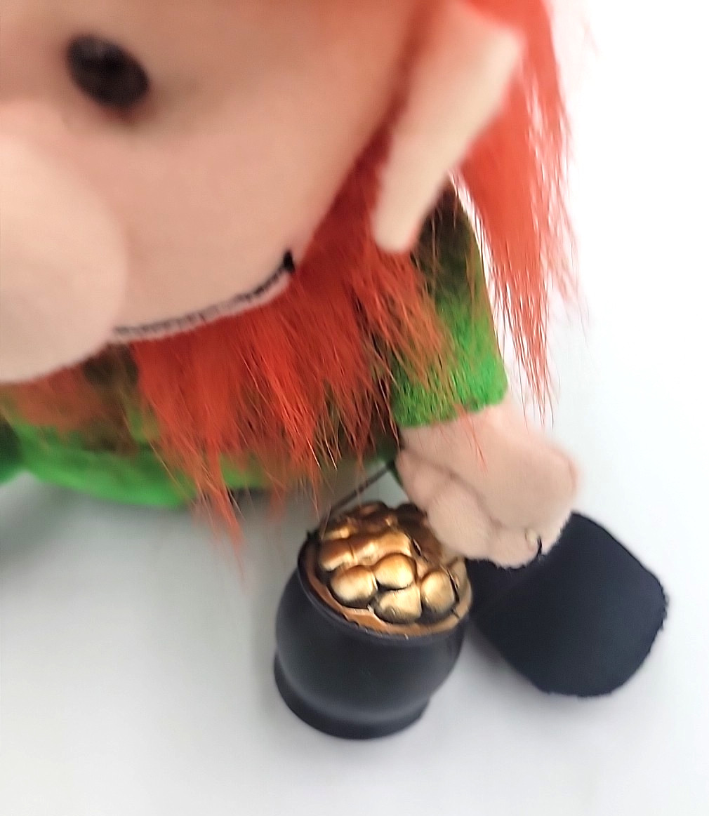 2 Gemmy Animated Singing Plush Leprechaun Banner & Pot of Gold St. Patrick’s Day
