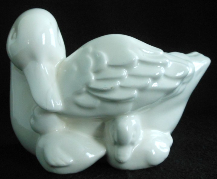 Avon Ceramic duck with chicks planter