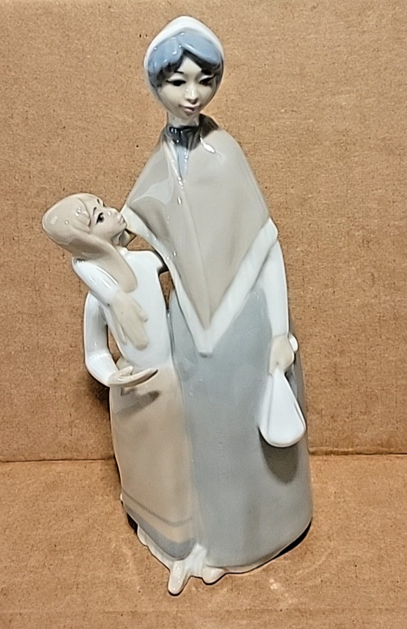 CasAdes Mother Daughter Porcelain Figurine Spain 9.75 inches Child Lladro style