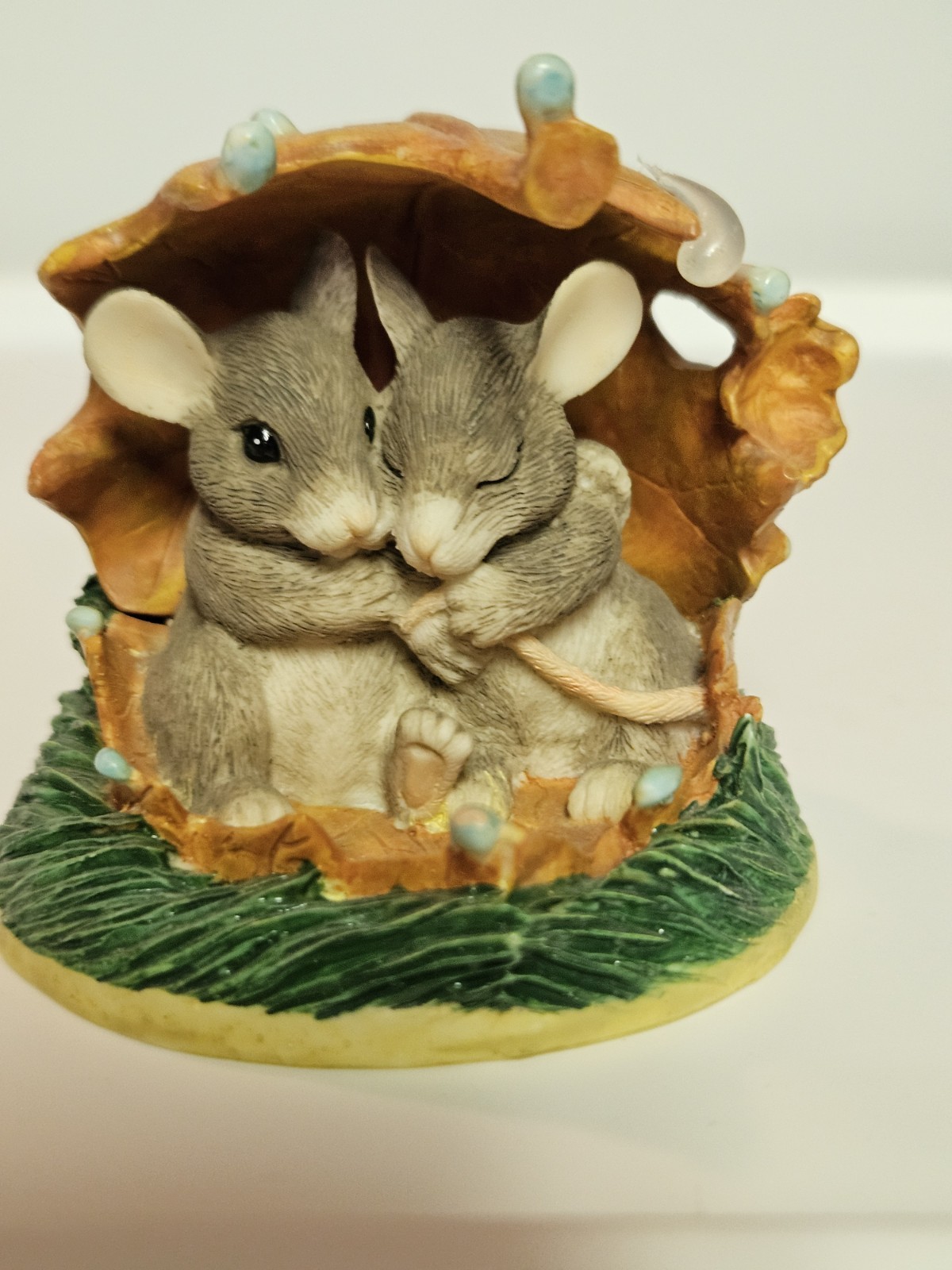 Charming Tails Mouse Figurine Weather The Storm 1997