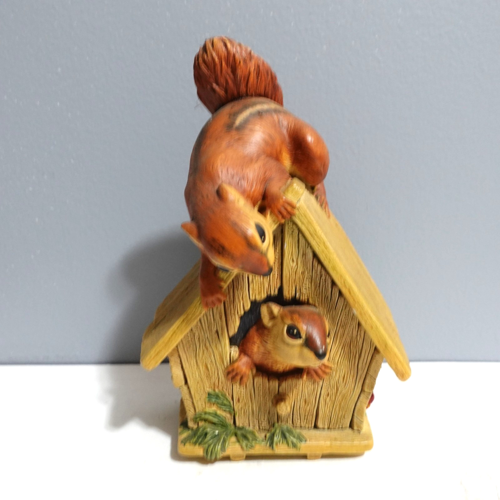 Bossons Chalkware Wall Plaque Figurine Chipmunks