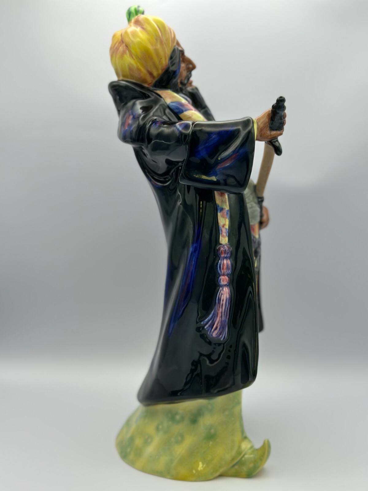 Royal Doulton Figurine Blue Beard HN 2105, L. Harradine design, Copr. 1952