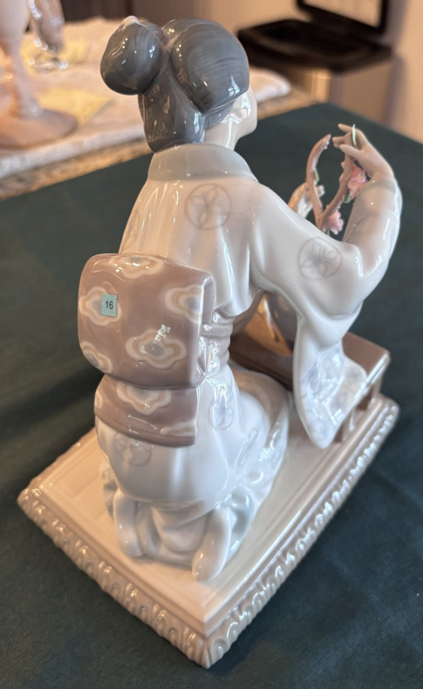 Lladro Figurine Girl Decorating Flowers Geisha/Oriental/ Asian Girl