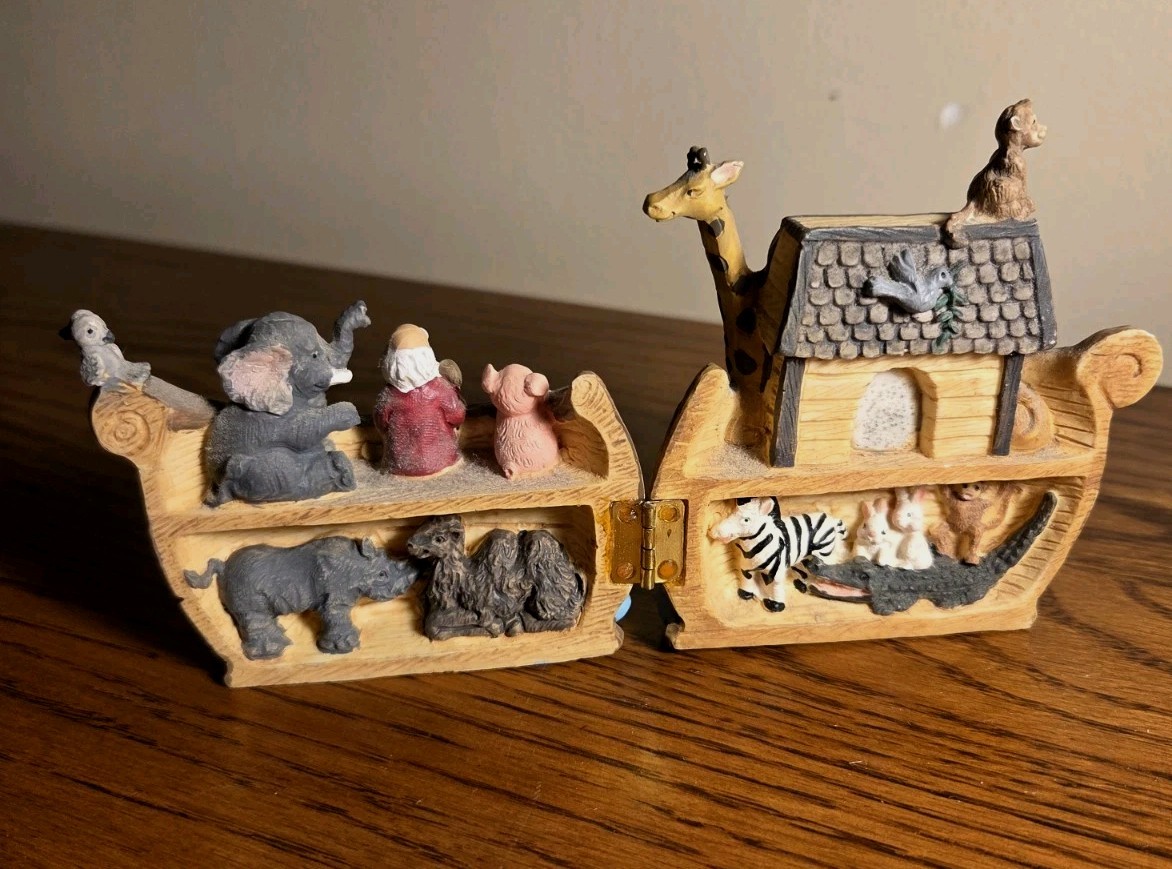 Noah’s🐘Ark Hinged Resin🦏Figurine Shows🦁Scene on🐇the inside 3.5 in Opens Up