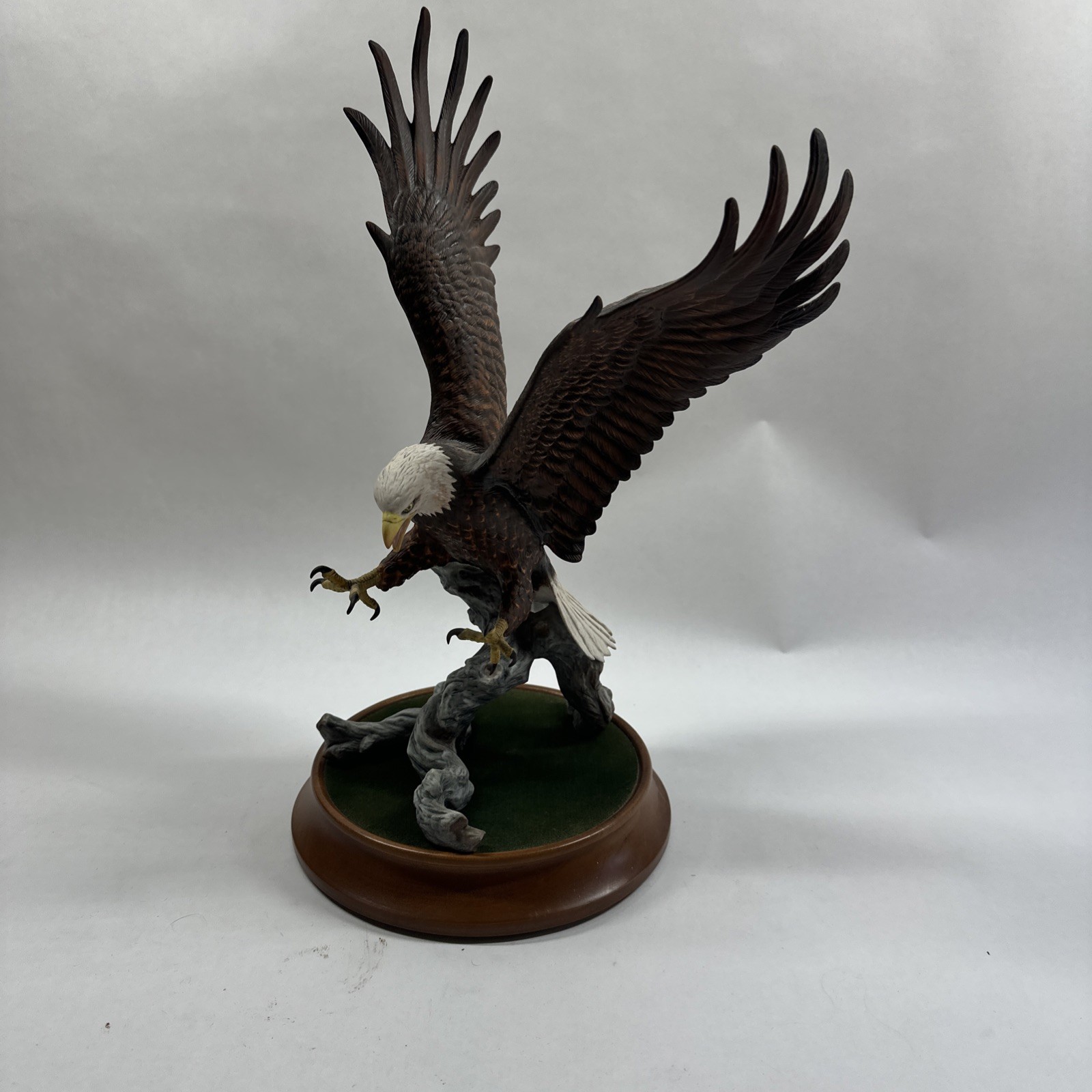 Franklin Mint American Majesty Bald Eagle Porcelain Figurine Van Ruyckevelt 1987