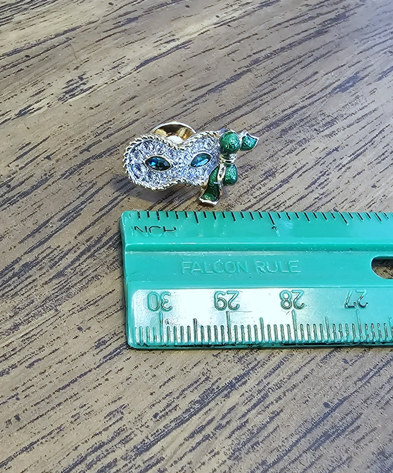 🎭 Swarovski Crystal 2001 SCS Harlequin Masquerade Mask Pin, Green Eyes / Enamel
