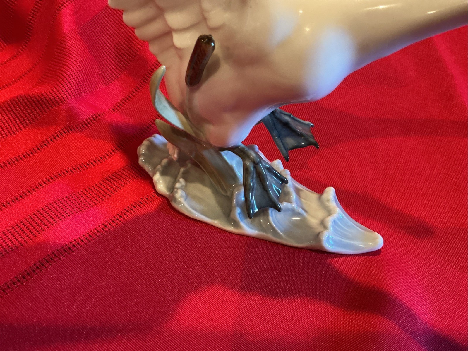 HUTSCHENREUTHER SELB “SWAN IN FLIGHT” MADE IN GERMANY NO CHIPS NO CRACKS.
