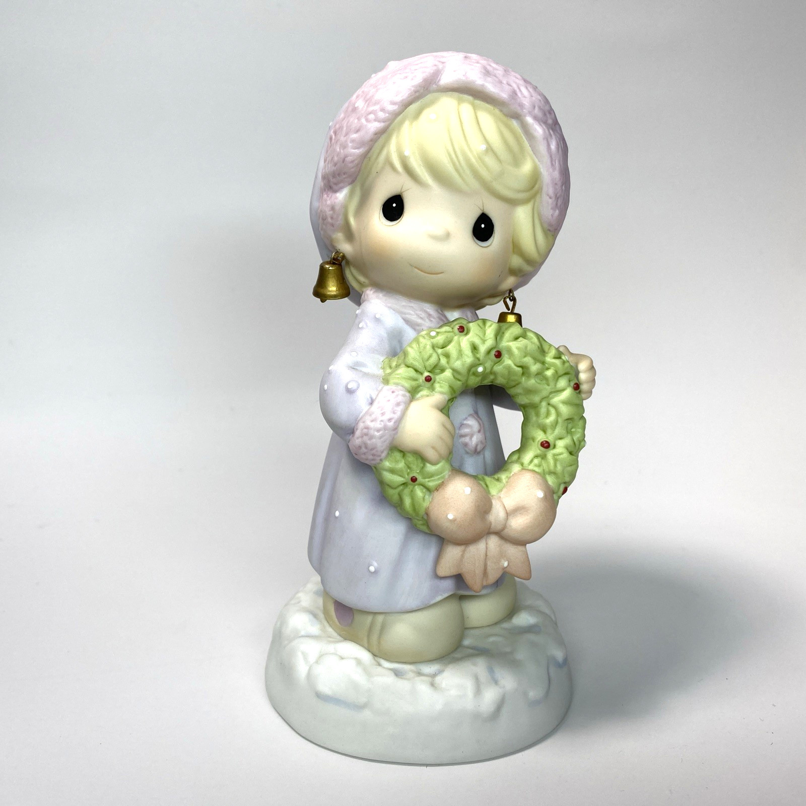 Precious Moments #104218 Merry “Christ-Miss” Porcelain Christmas Figurine Wreath
