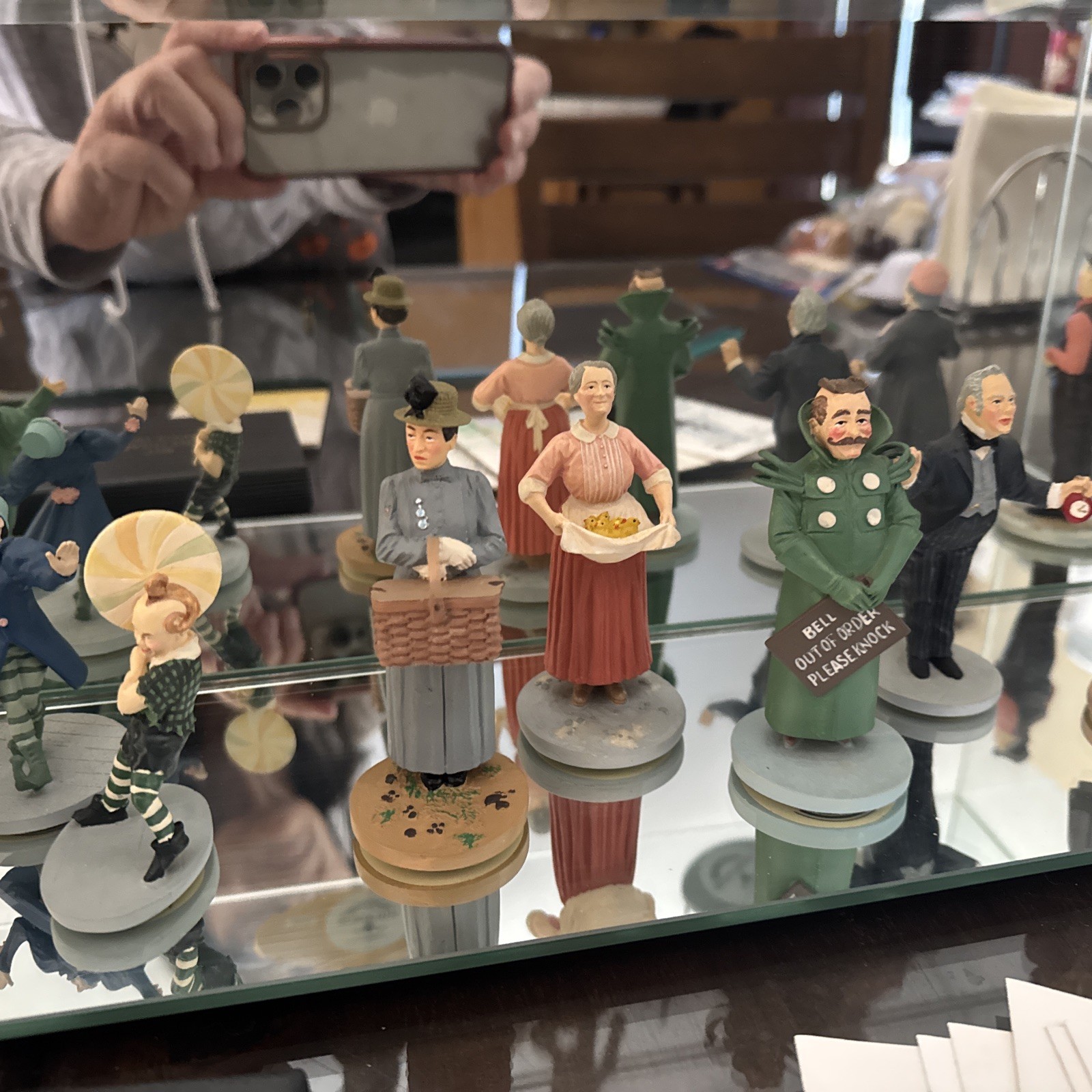 Franklin Mint Wizard of OZ Set of 20 Figurines Handmade glass case, 20 Booklets