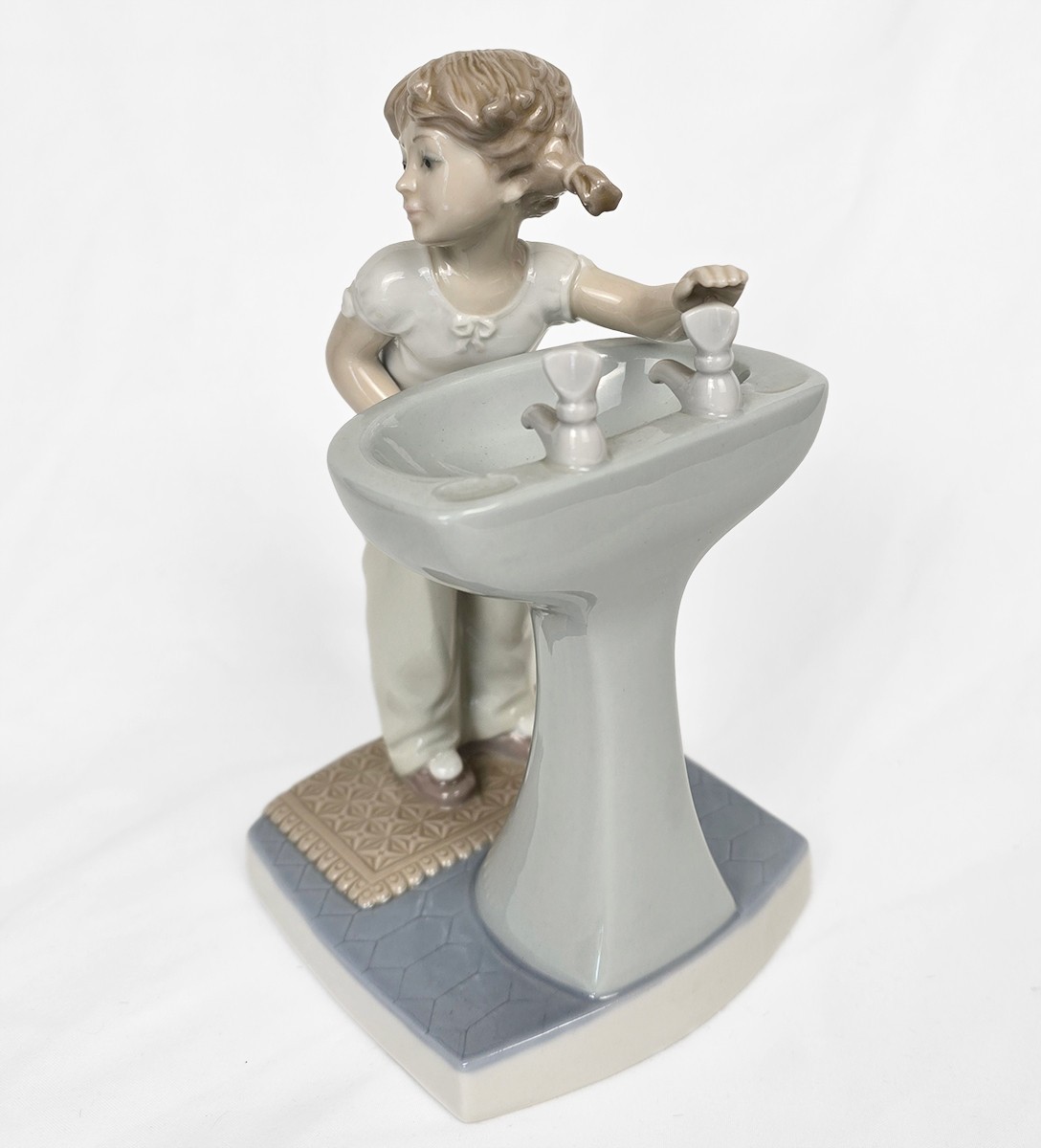 Lladro Clean up Time figurine # 4838 Girl in Pajama at Sink , Spain 1970-1980s