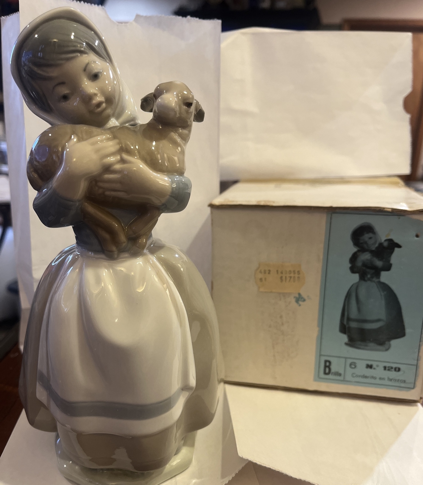 NAO by LLADRO’ Girl w/Lamb in Arms #120 Corderito en Brazos ~ 8 1/4″ w/Box VTG
