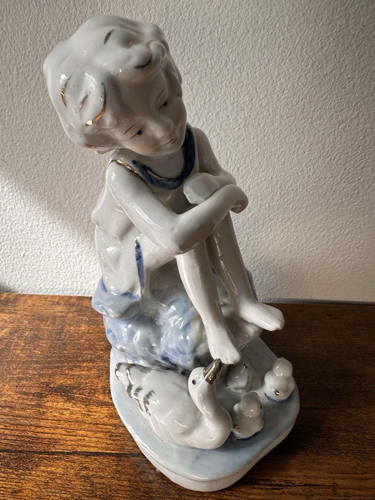 Vtg Blue & White Porcelain Figurine Girl Sitting with Geese Ducks 7” Unmarked