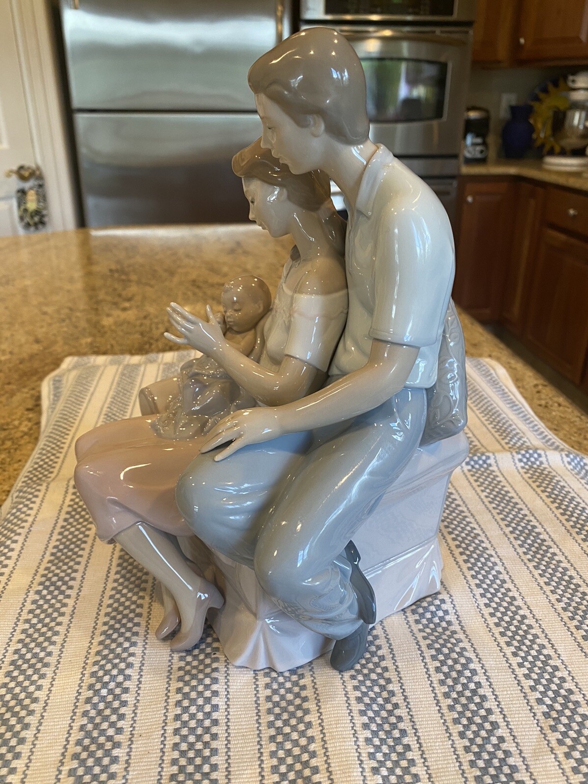 Lladro 6986 A Circle Of Love – Mint Condition