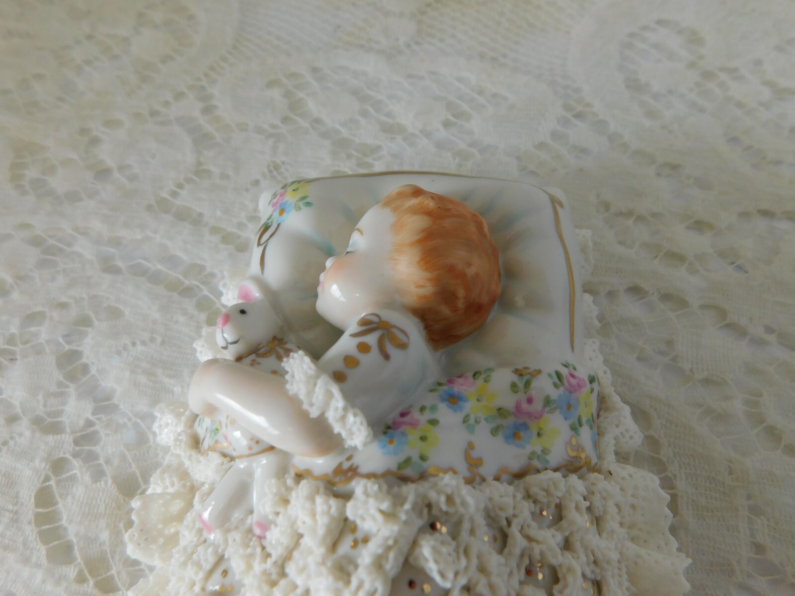 MULLER VOLKSTEDT IRISH DRESDEN FIGURE PORCELAIN LACE BABY CUDDLING BUNNY – MINT