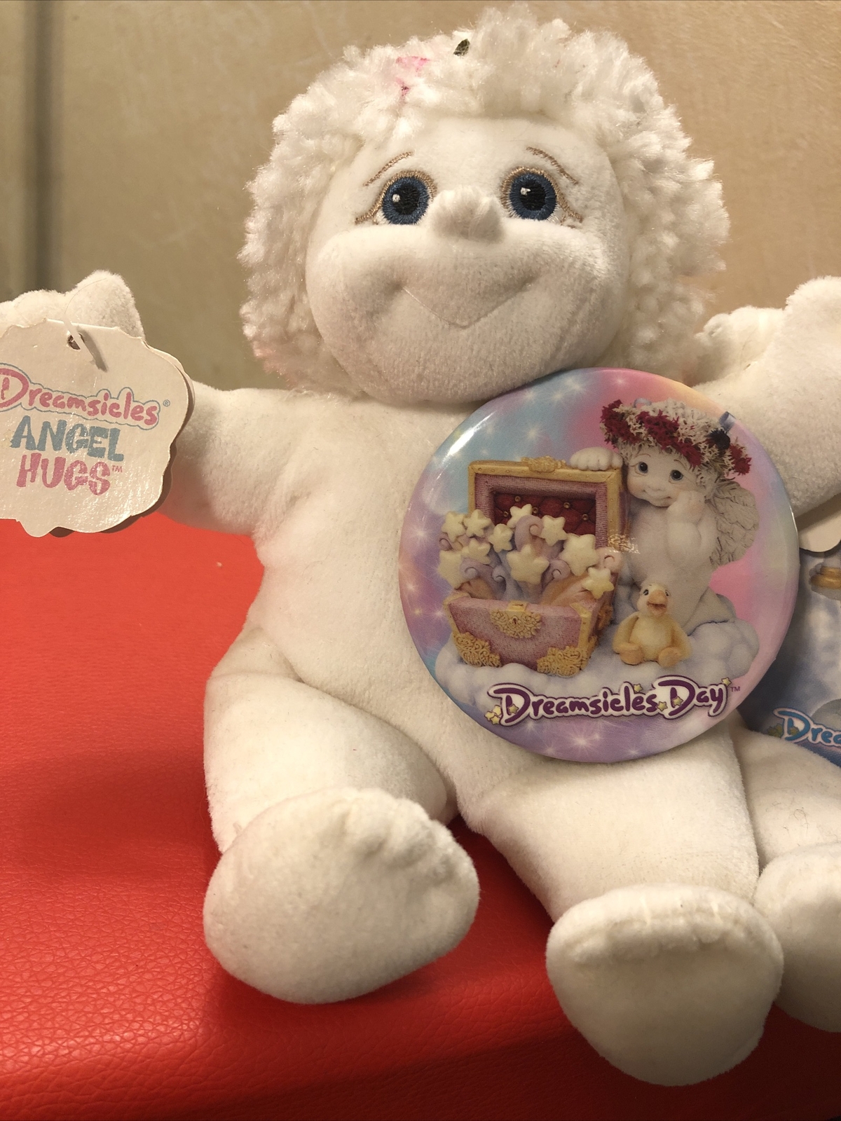 DREAMSICLES ANGEL HUGS LOT OF 2 WITH 3 BUTTONS 1998&2000 HUGGED BY AN ANGEL &A