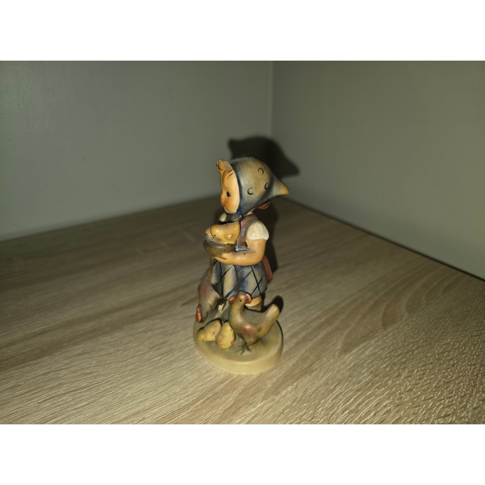 Goebel Hummel Feeding Time Figurine 199/0 TMK-3 Stylized Bee West Germany