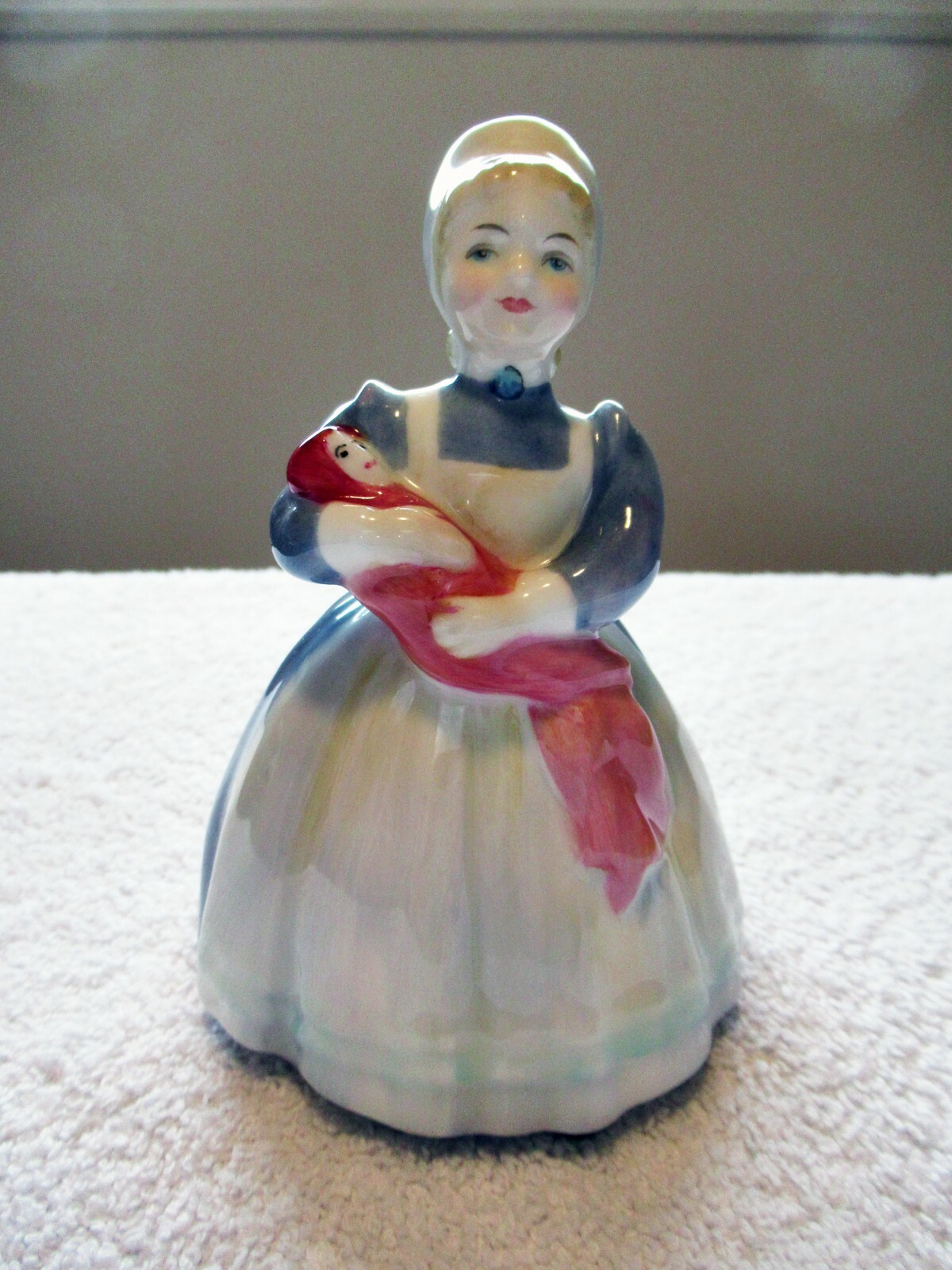 Royal Doulton figurine – HN 2142 – Rag Doll – in excellent condition