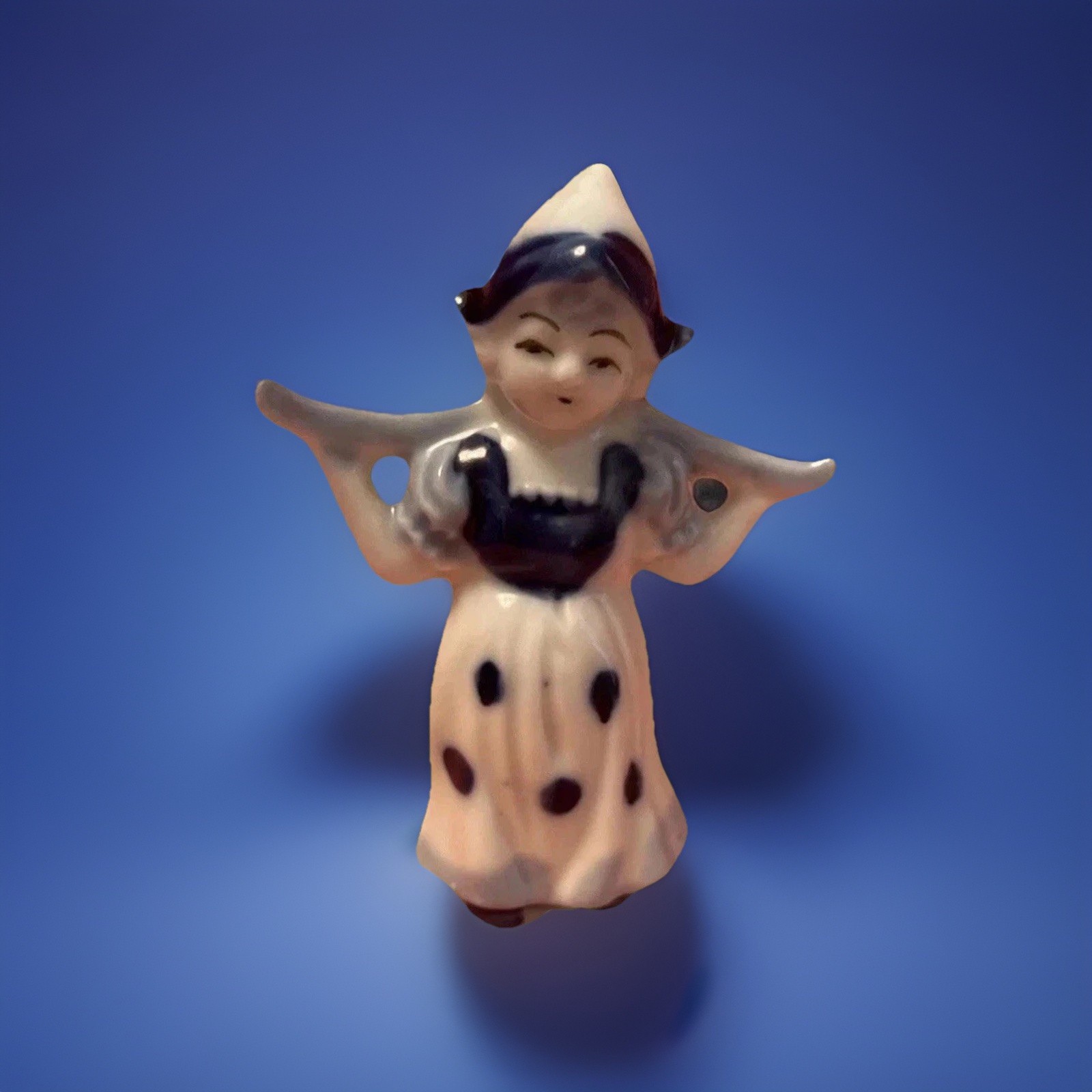 VTG Figurine Dutch girl. excellent condition. 4-1/2” H. Netherlands Holland VTG