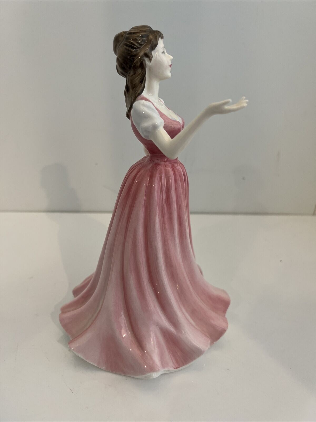 Royal Doulton Elegant Lady Figurine HN 4302 Sweet Music 2000