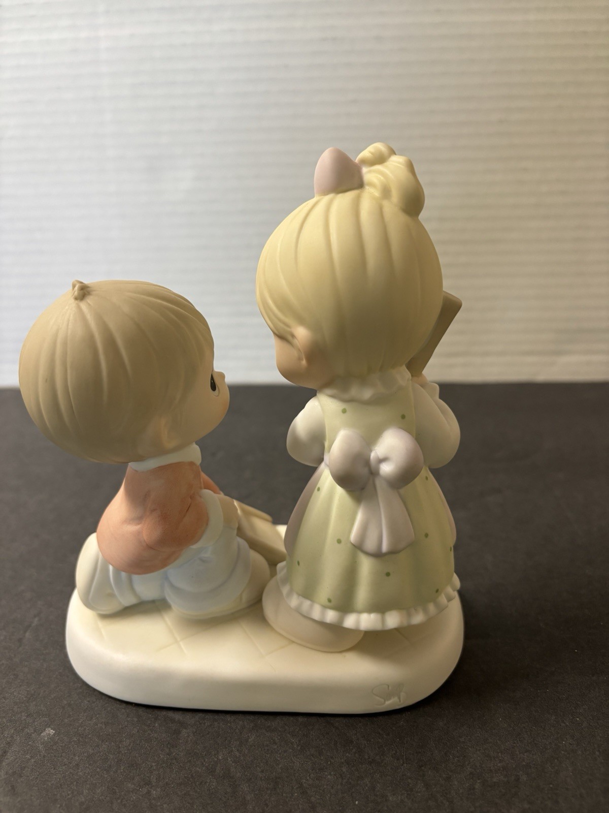 Precious Moments Enesco 2005 “You Sweep Me Off My Feet” 550008