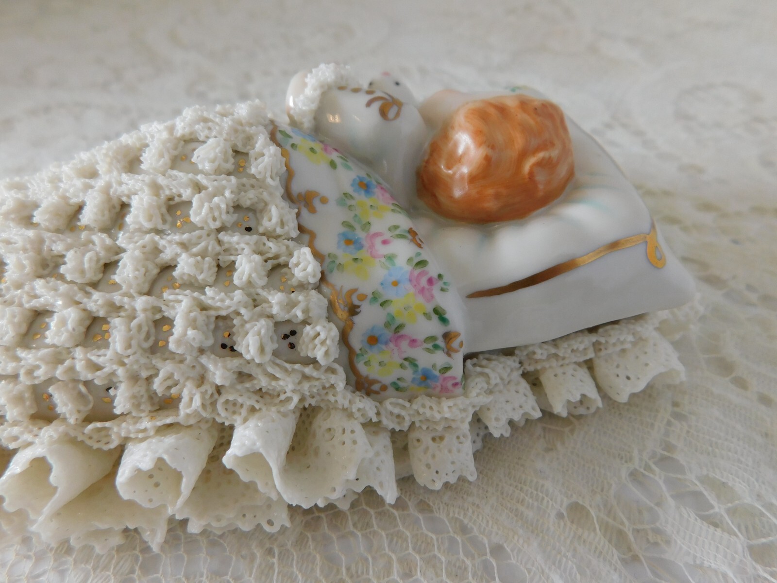 MULLER VOLKSTEDT IRISH DRESDEN FIGURE PORCELAIN LACE BABY CUDDLING BUNNY – MINT