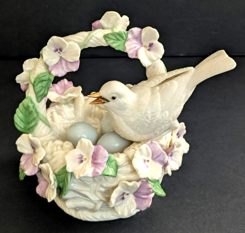 2005 Lenox Porcelain Bird in Nest Basket Eggs Pansy Flower Music Box Play Melody
