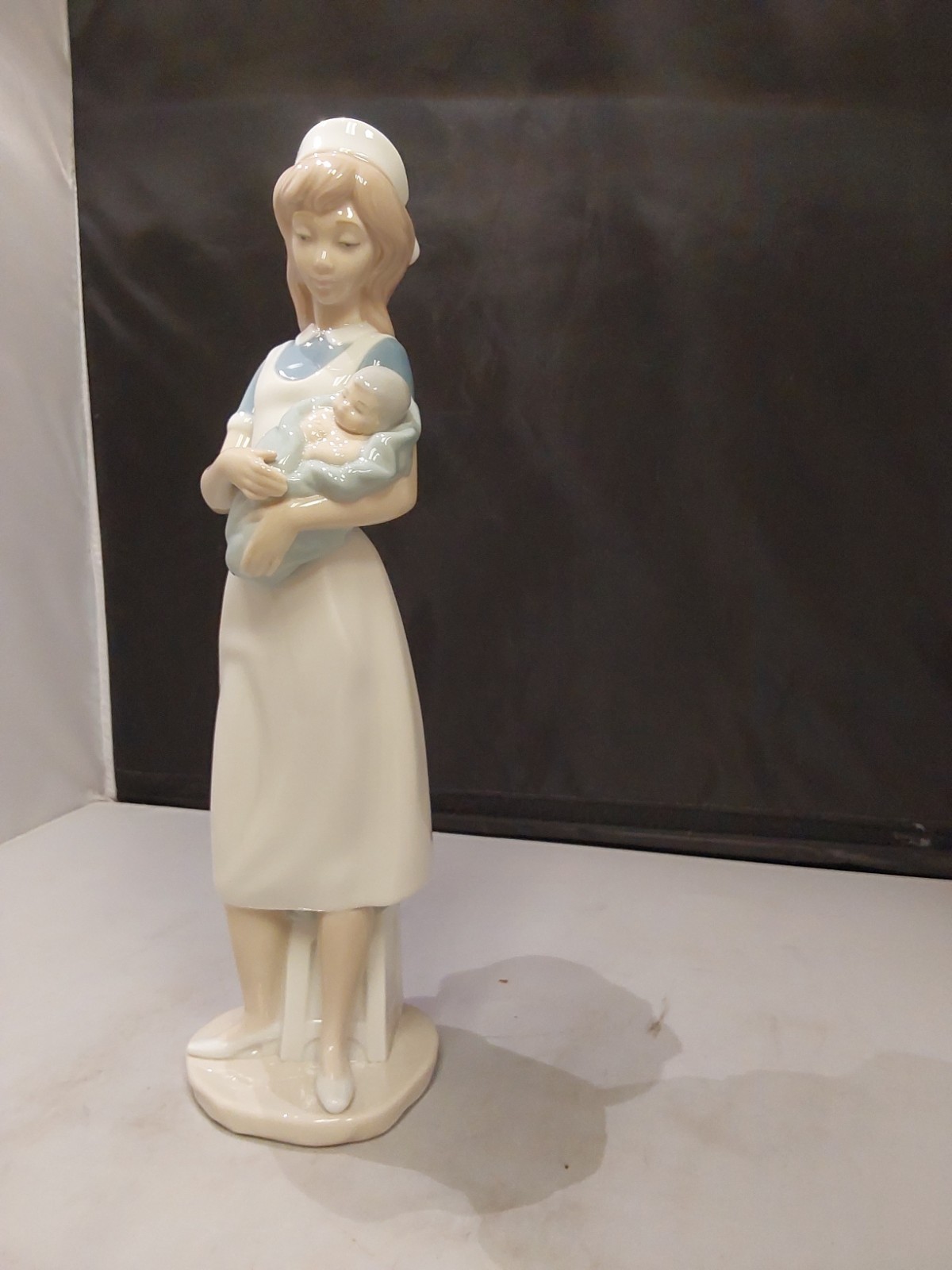 Lladro NAO 709 Nurse – Mint