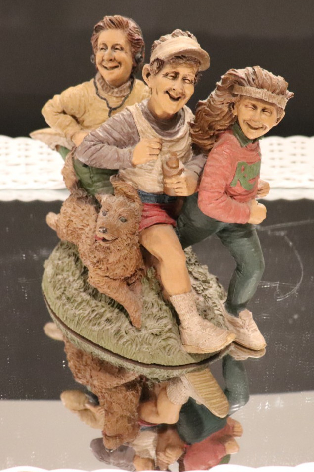 TOM CLARK CAIRN STUDIOS 2 BOYS 1 GIRL RUNNING SCULPTURE #8052 BY LEE STEVENS