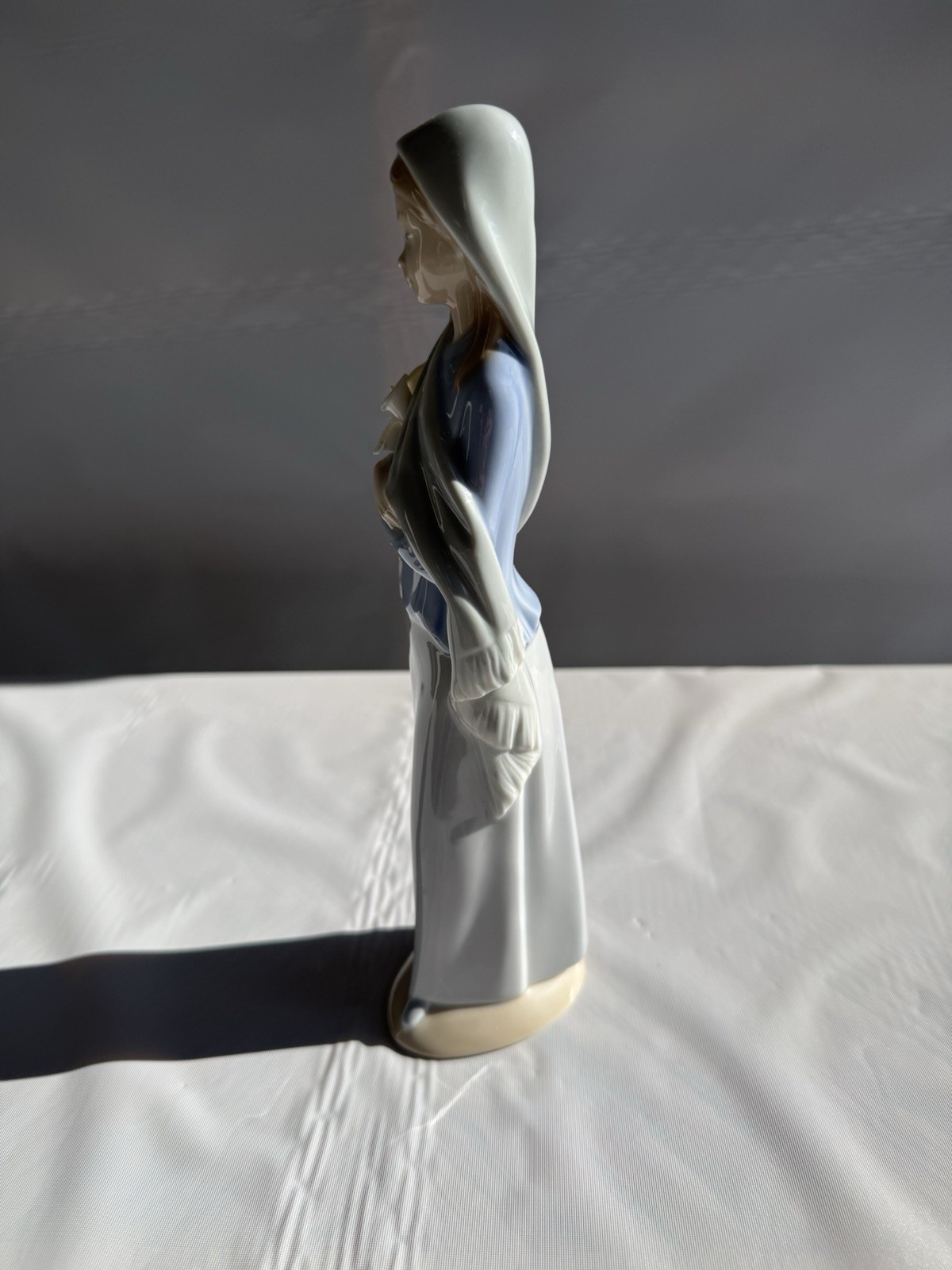 Lladro Vintage By Vicente Martinez. Girl With Calle Lillies