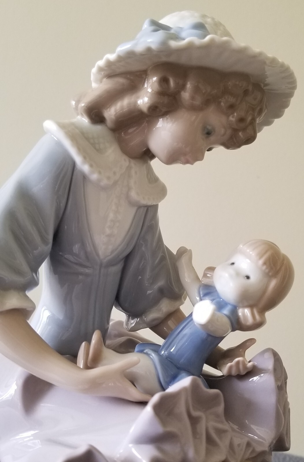 Lladro “Putting Her Doll to Sleep” #1379, Porcelain, Vintage, Retired, pre-owned