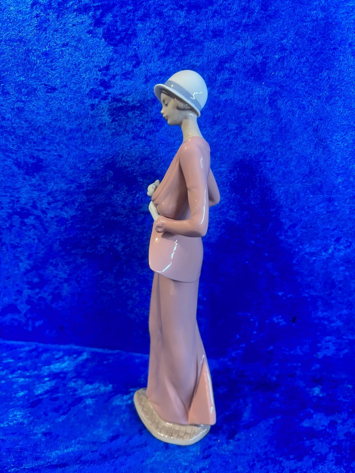 Nao Lladro “Autumn Stroll” Lady w/Cat 12.5″ Figurine Mint
