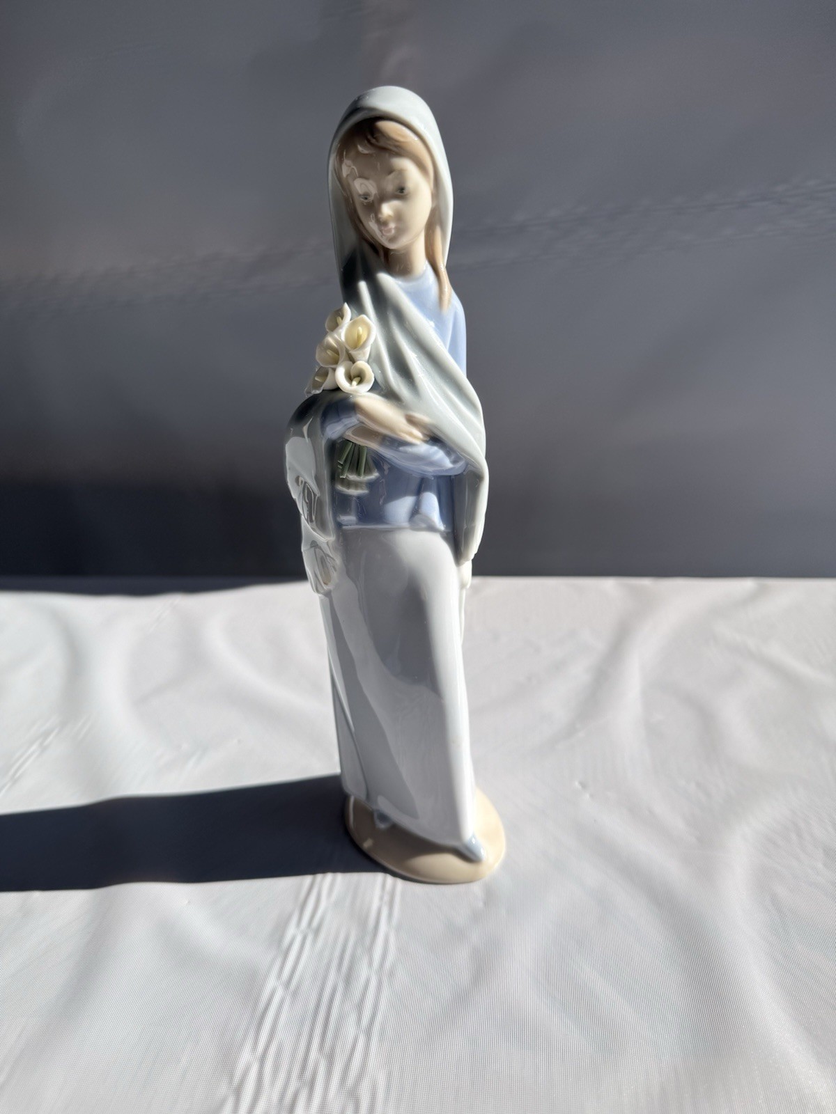 Lladro Vintage By Vicente Martinez. Girl With Calle Lillies