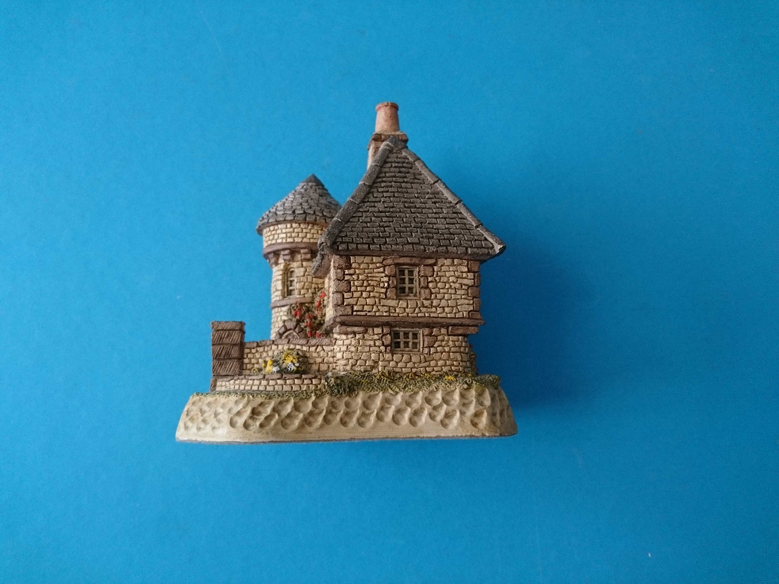 GATEKEEPERS – DAVID WINTER COTTAGES – JOHN HINE LTD – 1988 (4″X3″X5″) COA & BOX