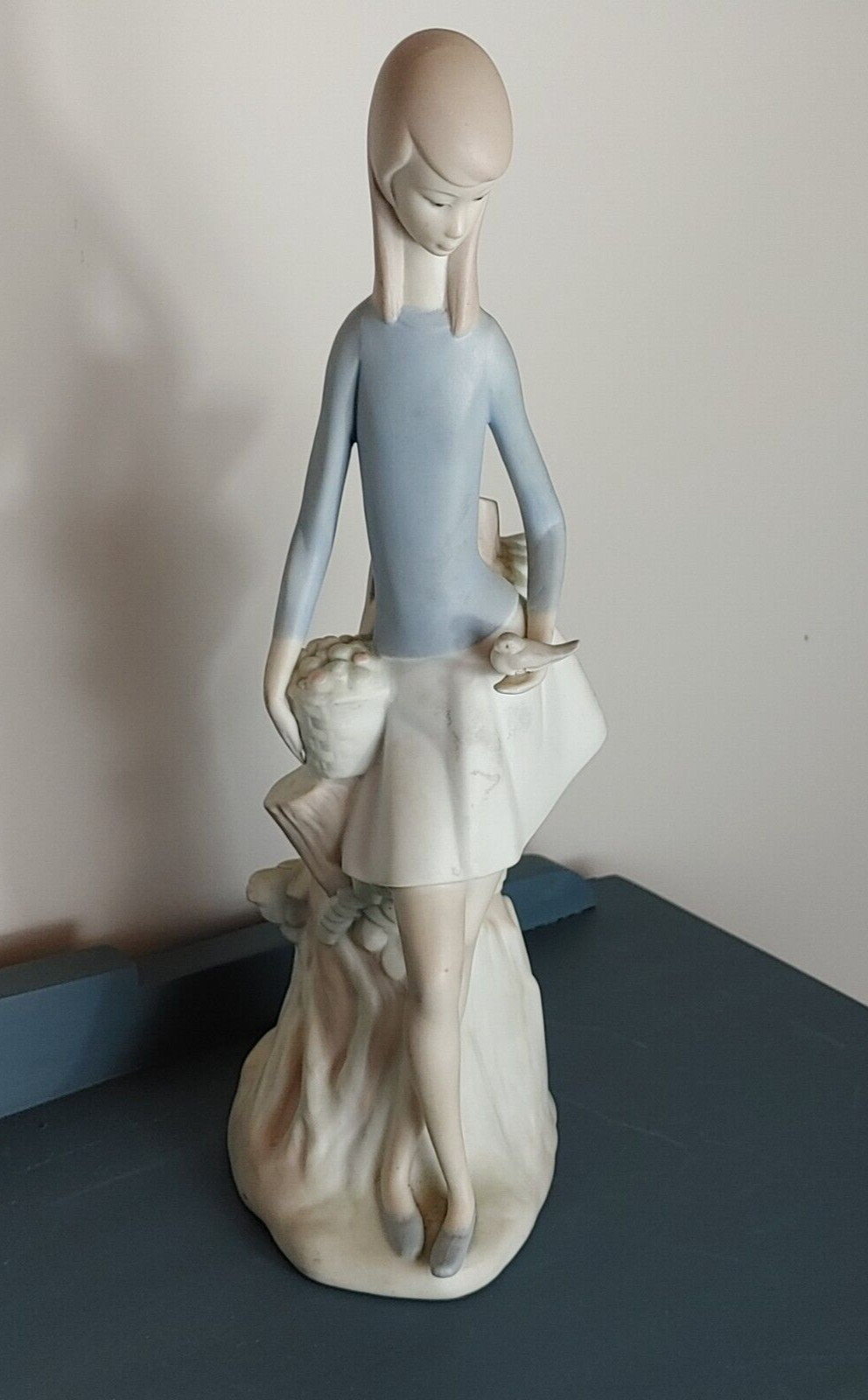Vtg NAO LLADRO Girl with Bird in Hand Figurine Matte Finish 10-1/2″ Stamped R1