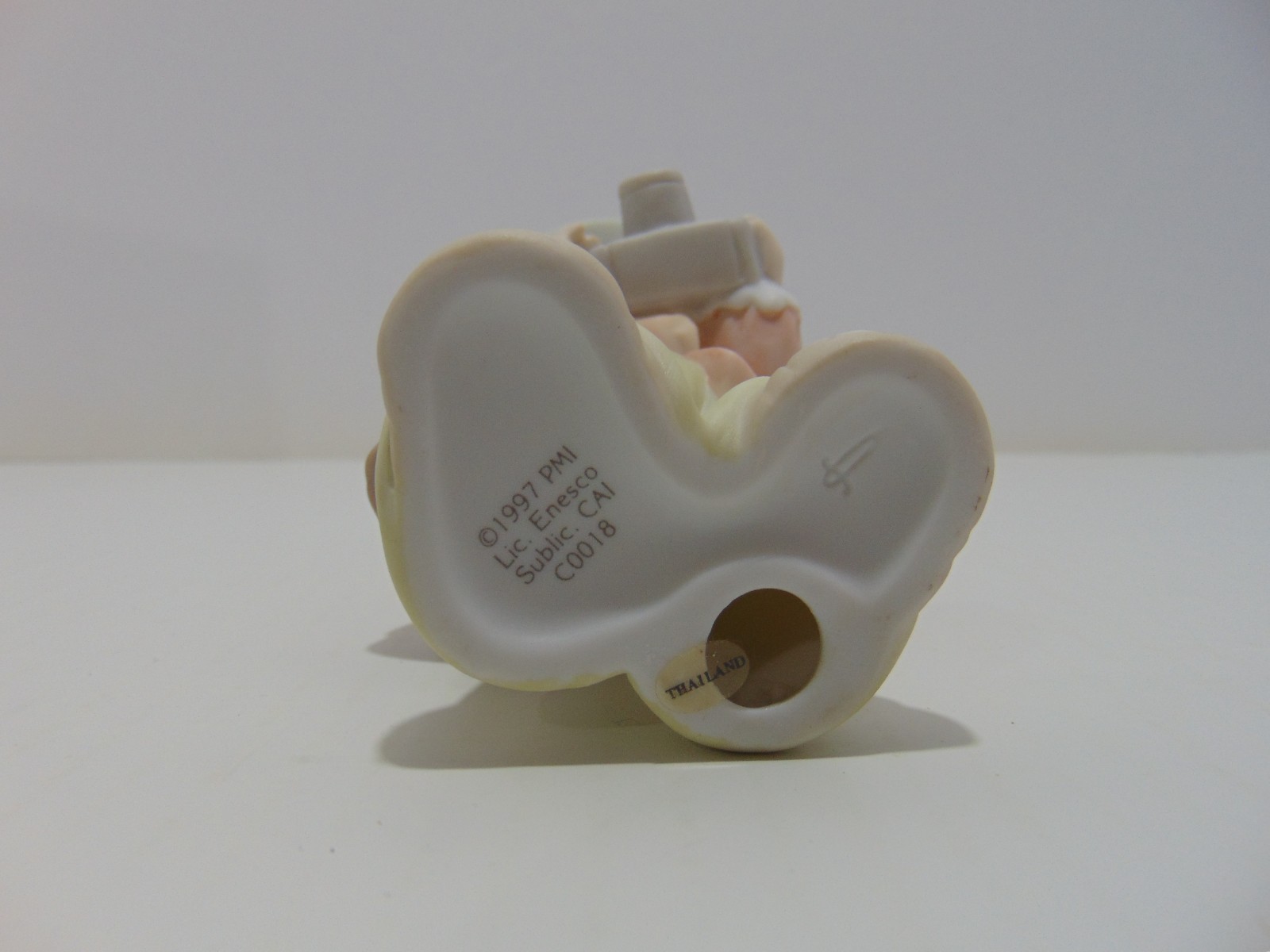 Precious Moments Focusing In On Those Precious Moments C0018 1997 Box (A)