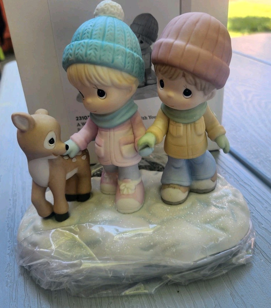 Precious Moments – A Winter Walk Is Warmer With You Love Figurine 231038 New