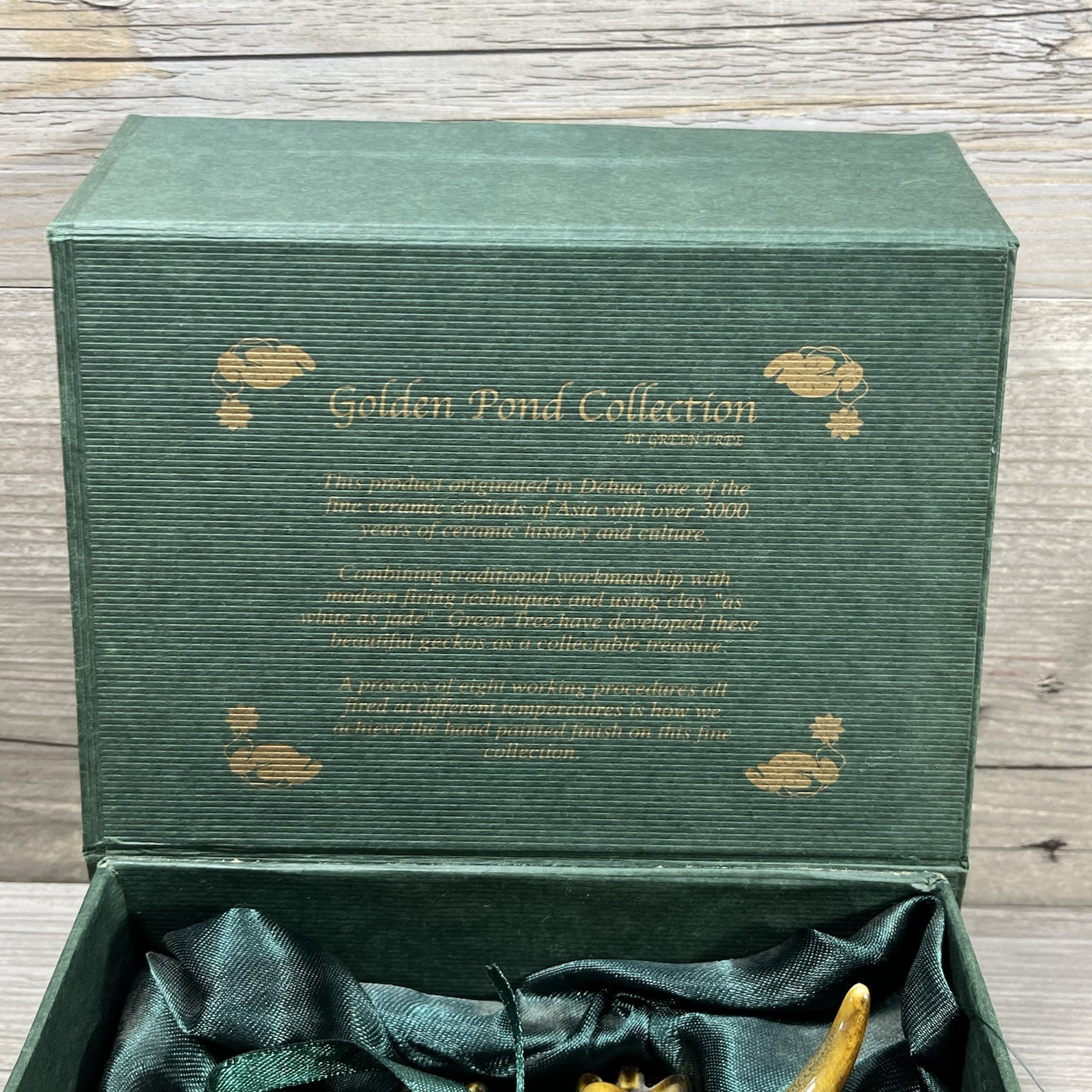 Golden Pond Collection Green Tree Gecko Lizard Ceramic Small Figurine