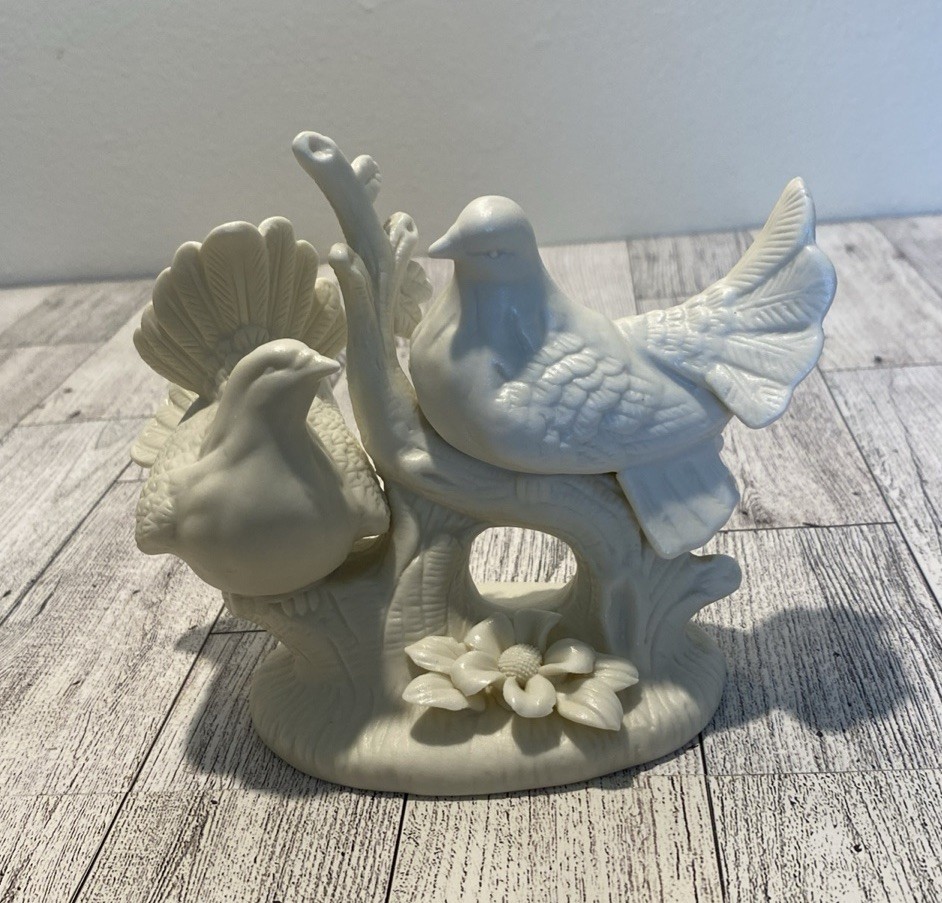 Vintage Ivory PORCELAIN BISQUE Pair of Doves 6”c5” Unbranded EUC Love Birds
