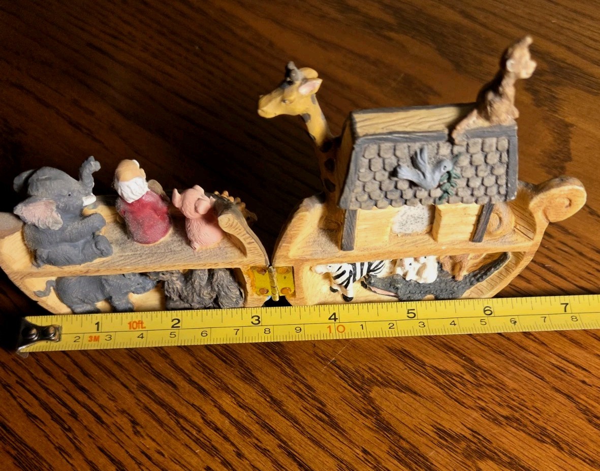 Noah’s🐘Ark Hinged Resin🦏Figurine Shows🦁Scene on🐇the inside 3.5 in Opens Up