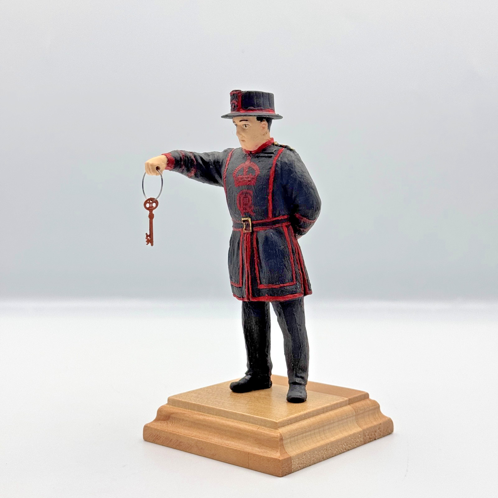 Tower of London Beefeater Guard Figurine With Keys and Box 120mm