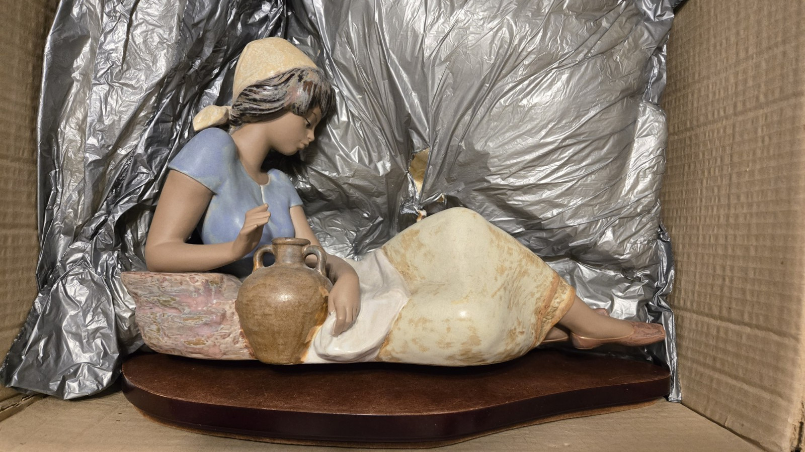 Lladró Woman with Water Jug Figurine w/ Box – Spain Porcelain – Retired