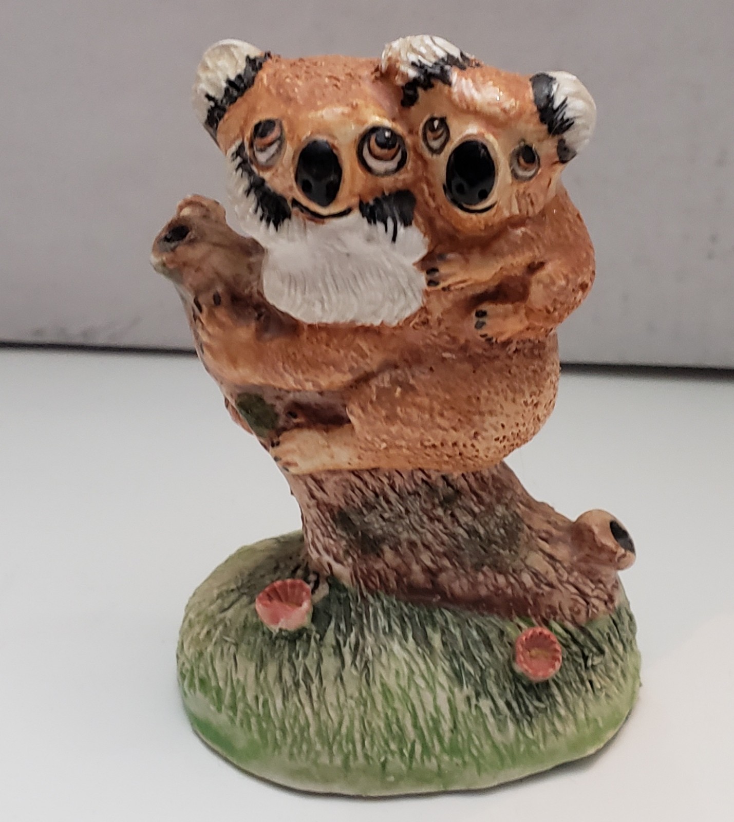 BASIL MATTHEWS KOALA BEAR WITH BABY FIGURINE~2.5″ TALL~ SIGNED