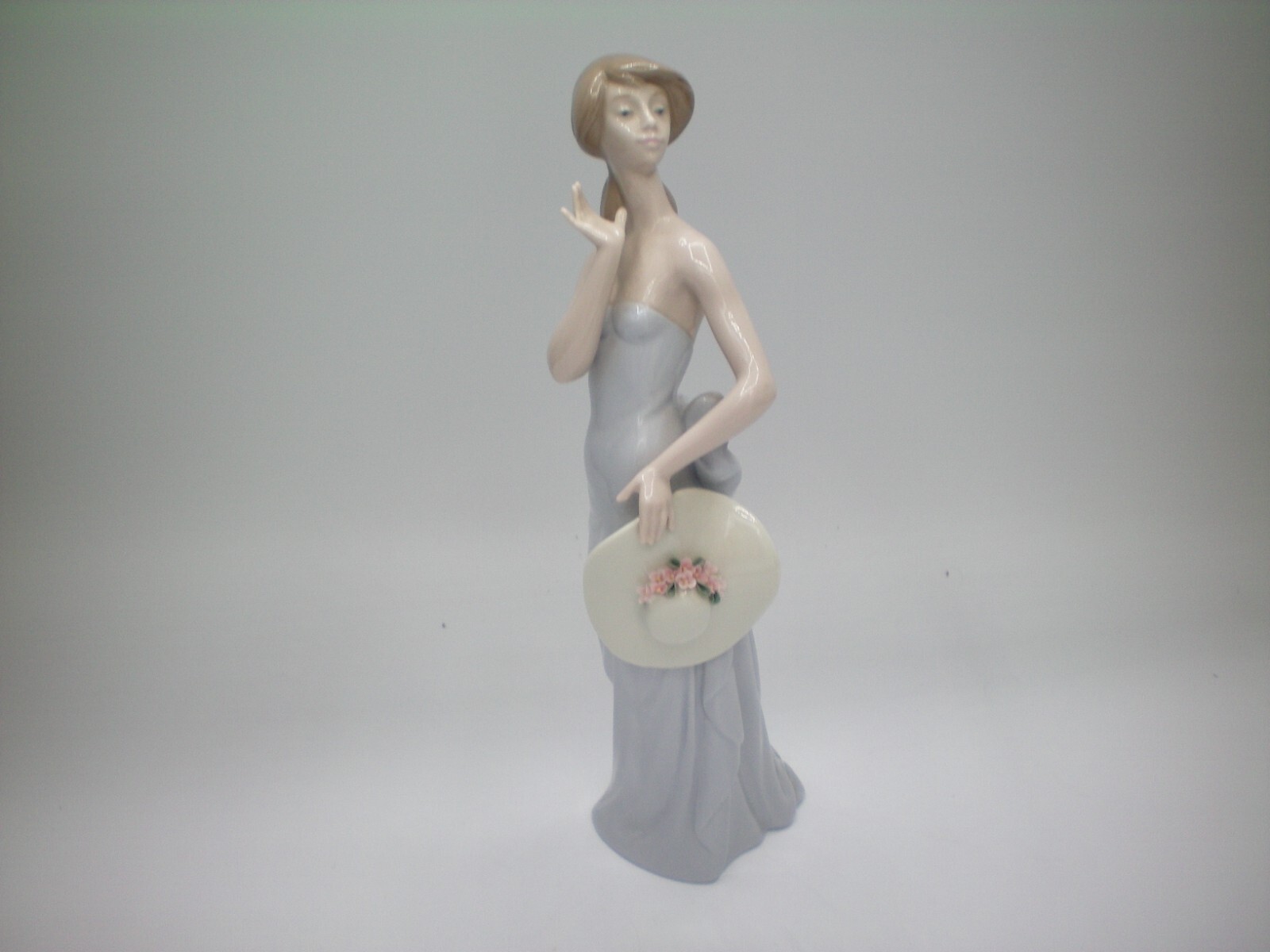 LLADRO COQUETTE #5599 Girl With Holding a Hat 8.4” Tall Figurine RETIRED