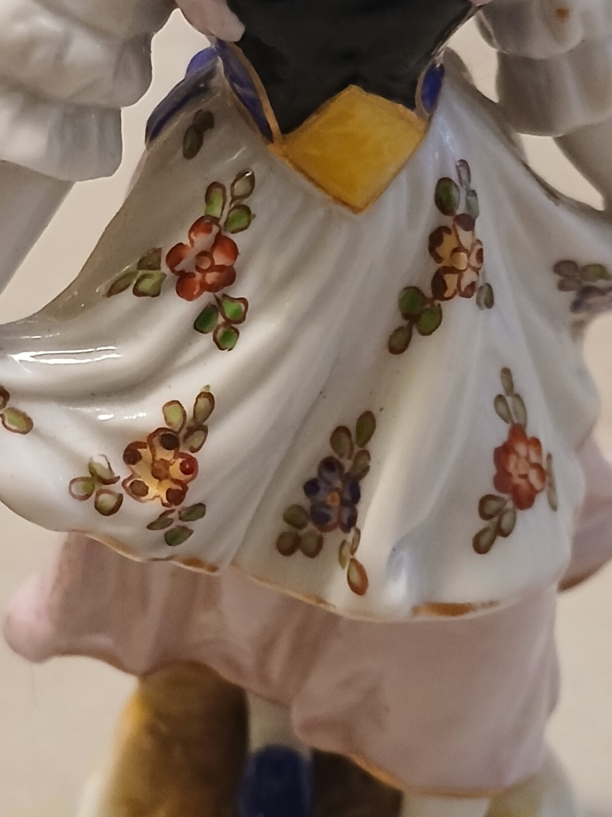 Beautiful 1930s VOLKSTEDT PORCELAIN GIRL FIGURINE FANCY DRESS CURTSY